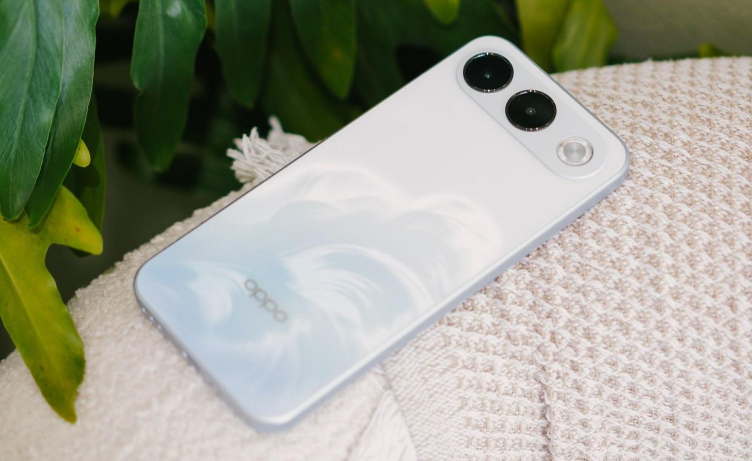 Oppo A7 Pro 5G: Smartphone tầm trung có camere tốt, máy bền, pin "khủng" 