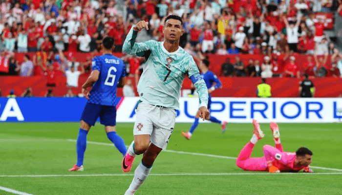 Ở tuổi 41, Cristiano Ronaldo xô đổ kỷ lục cầu thủ già nhất ghi bàn tại knock-out World Cup