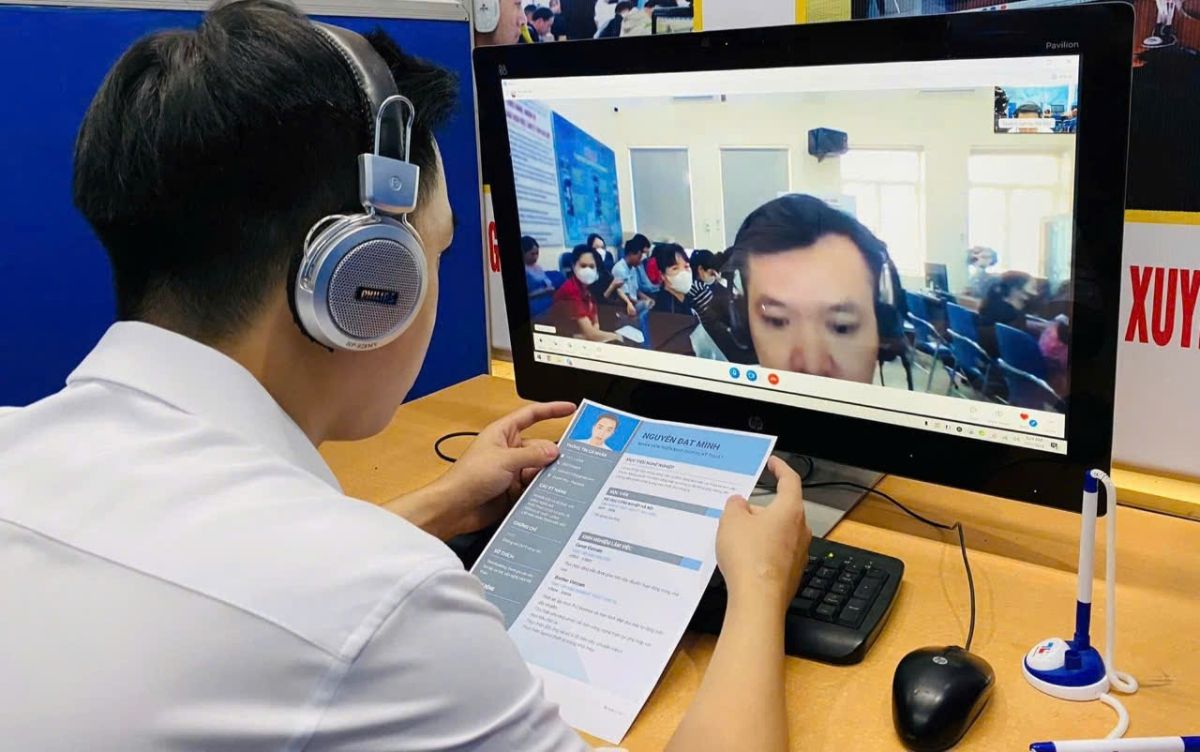 Multitasking and AI skills give workers a competitive edge in Hanoi's job market