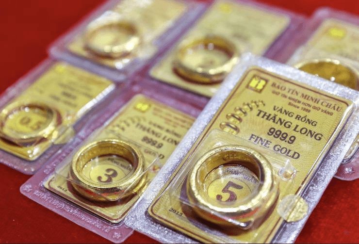 Domestic gold prices flat in morning trading on June 12 after a strong late-session rebound; world prices rise more than 3%