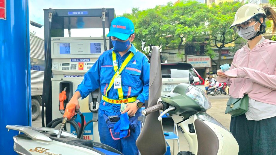 Giá xăng tăng hơn 1.400 đồng/lít