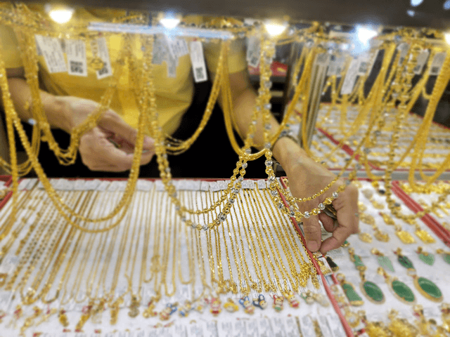 Gold price today 12-4: SJC bullion declines, reversing global price trend