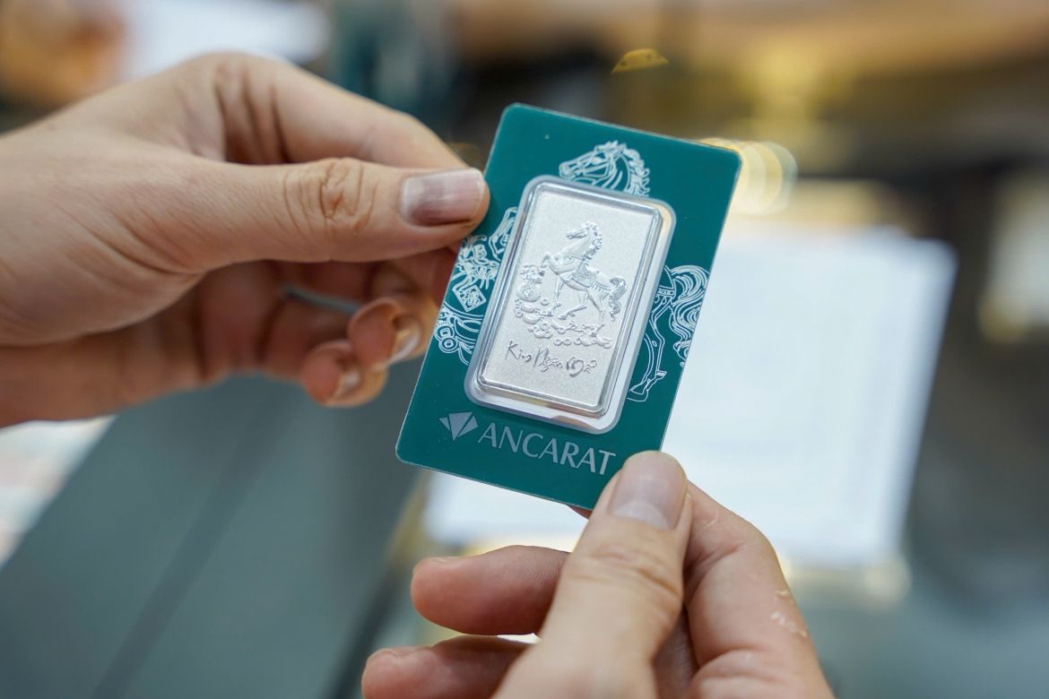Giá bạc ngày hôm nay 7/10/2026: Bạc thế giới quanh 61 USD/ounce, bạc trong nước đồng loạt giảm
