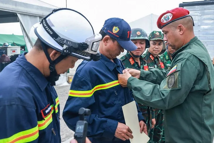 Đoàn cứu nạn, cứu hộ Việt Nam nhận Huy chương 'Anh hùng Venezuela'