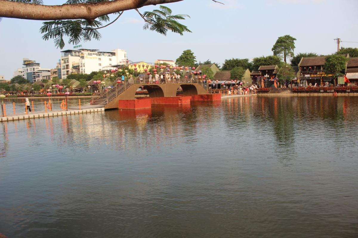 Vietnam’s tourism sector attracts about 12 million visitors during holiday periods