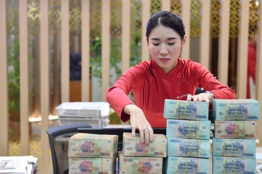 Dòng vốn chảy mạnh vào nền kinh tế, lãi suất vẫn neo cao