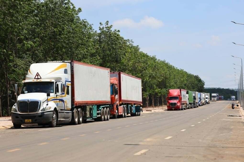 Salary up to 50 million dong for container drivers still fails to attract candidates