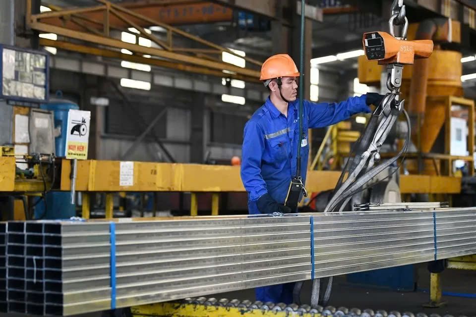 Giá thép ngày hôm nay 3/10/2026: Quặng sắt giảm, thép trong nước đi ngang