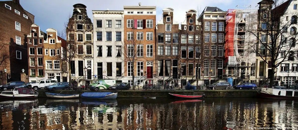 Amsterdam cấm quảng cáo nhiên liệu hóa thạch: Các đô thị tuyên chiến với lối sống phát thải cao