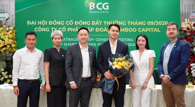 6-trong-7-thanh-vien-hdqt-nhiem-ky-2025-2030-tu-trai-sang-ong-nguyen-trung-kien-ba-thai-hong-ngoc-ong-tan-bo-quan-andy-ong-michael-voang-ba-pham-thi-thao-ong-ng-wee-siong-leonard.jpg