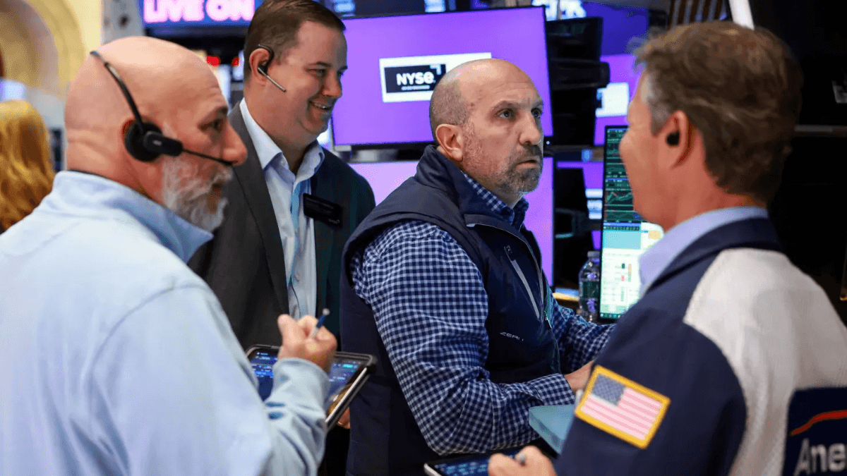 US stocks reach record highs as oil slides on positive war-related news