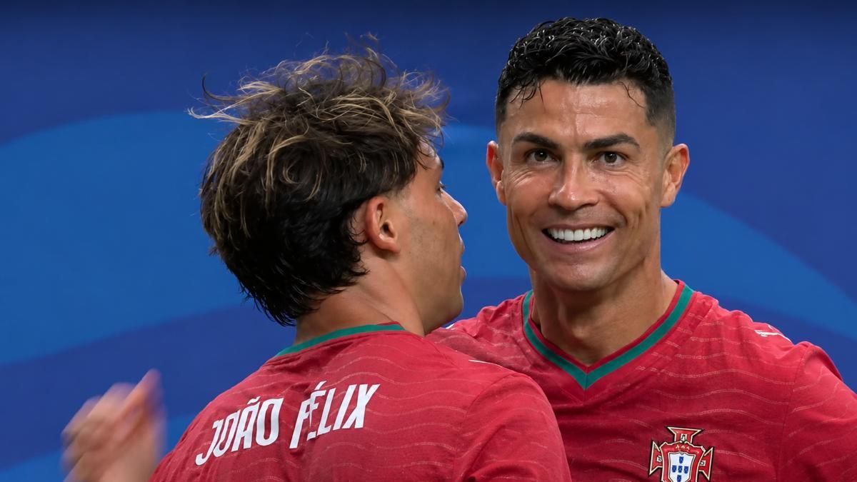 Khoảnh khắc Ronaldo chỉ cho Bruno chọc khe hút triệu view