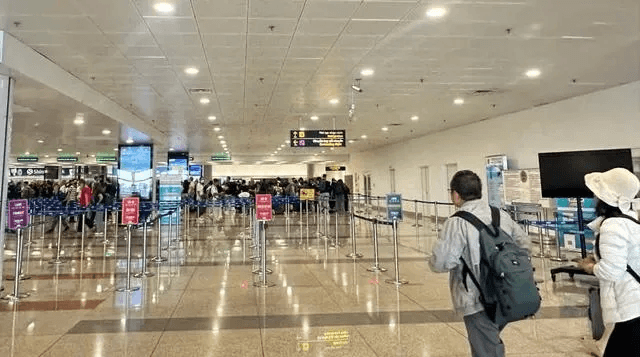 Tin vui Nội Bài có làn riêng xuất nhập cảnh cho người Việt, hành khách hào hứng