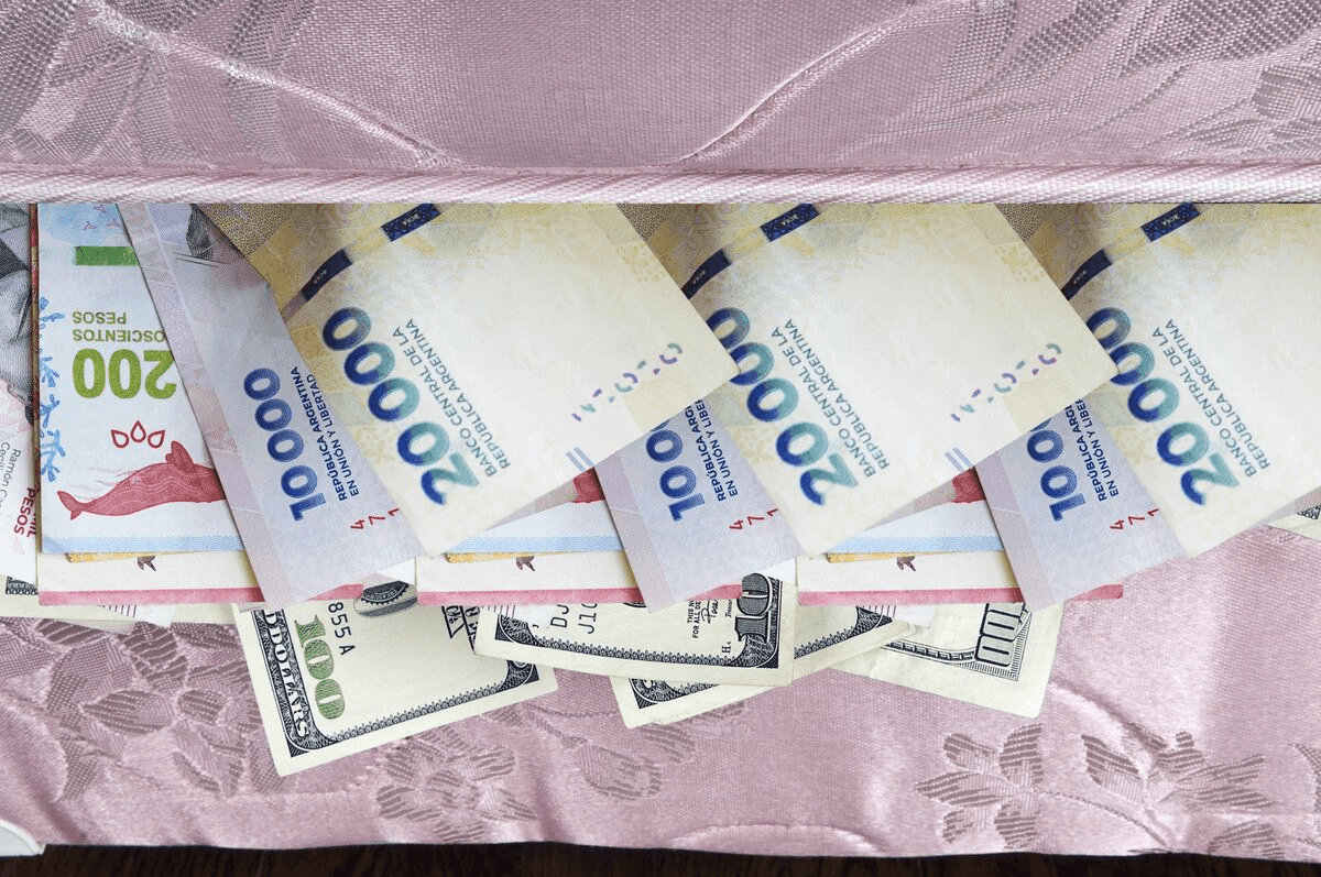 170 tỷ USD nằm ngoài hệ thống ngân hàng: tại sao người Argentina vẫn chuộng tiền mặt