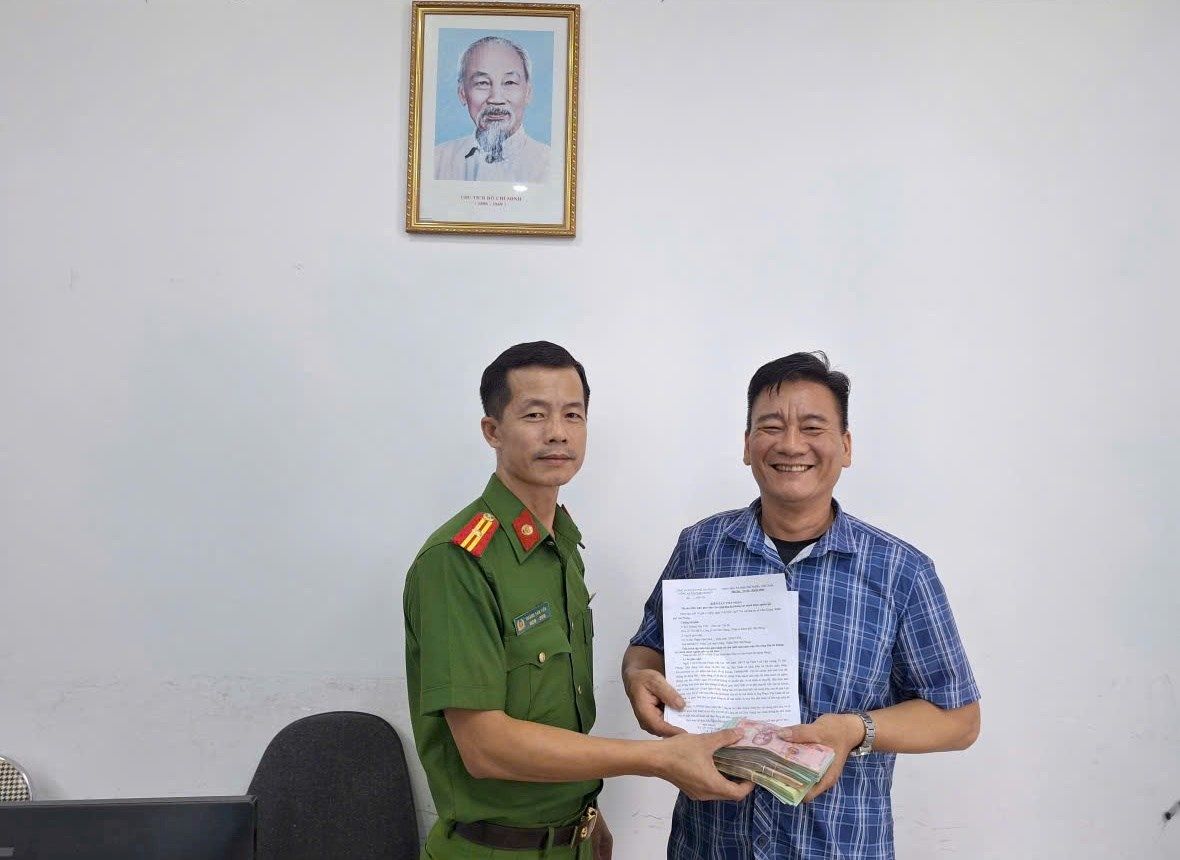 Account unexpectedly receives 137,763,738 VND at 23:45; man in Korea reports the incident and hands over the funds to police