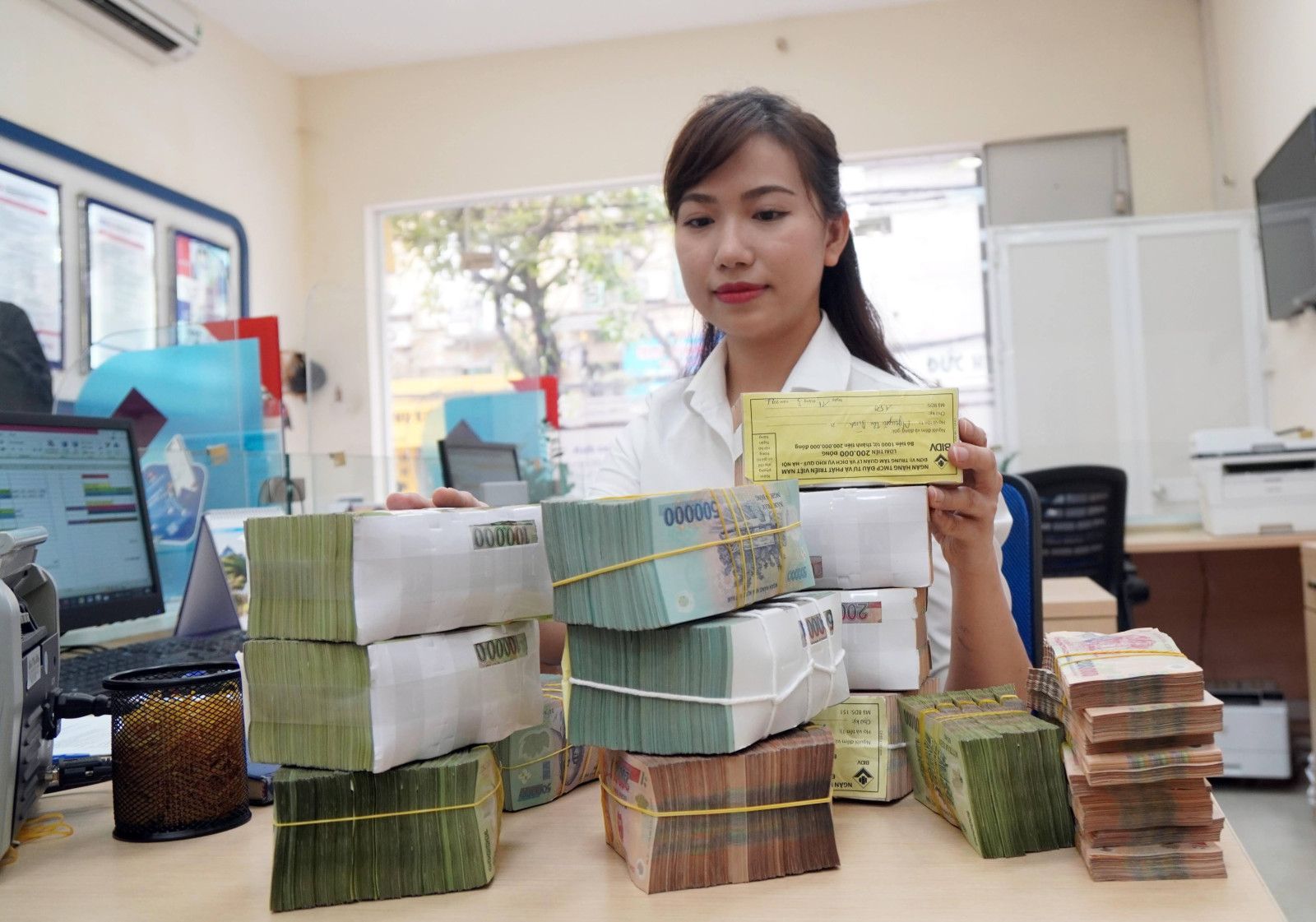 Lãi suất ngân hàng hôm nay 5/9/2026: Có nơi cộng thêm 2,5%/năm, lãi suất thực tế lên 8,7%