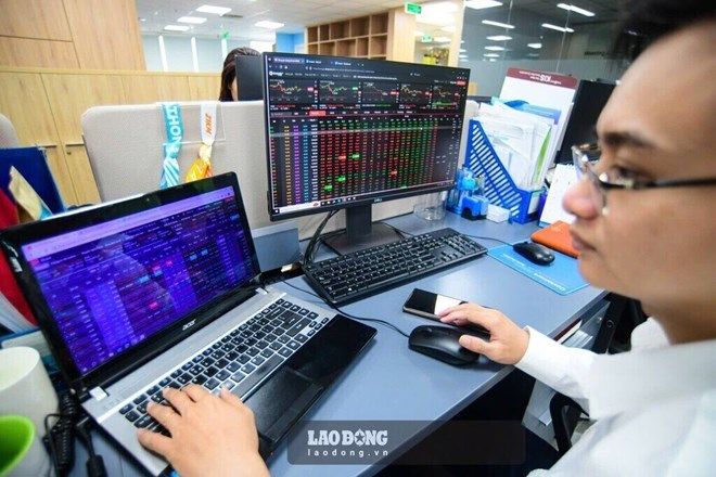 Dòng tiền chảy mạnh vào nhóm cổ phiếu ngân hàng và bất động sản