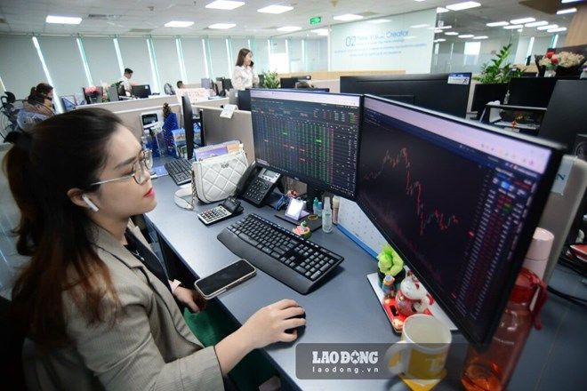 Chứng khoán bùng nổ, VN-Index bứt phá tăng hơn 30 điểm