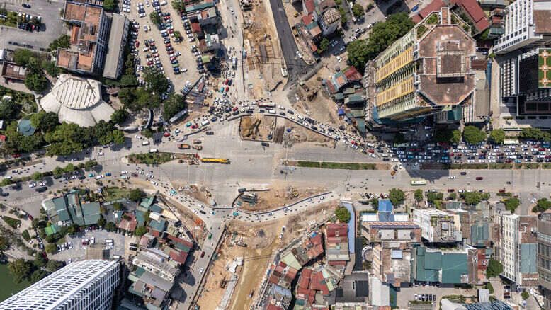 Nhích từng mét qua "điểm đen" ùn tắc Nguyễn Chí Thanh - La Thành