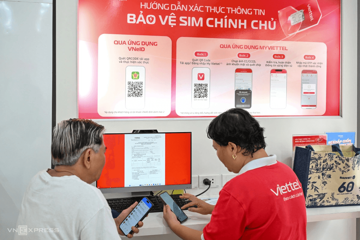 Ngày đầu khóa SIM một chiều, người dân đổ xô đi xác thực thuê bao