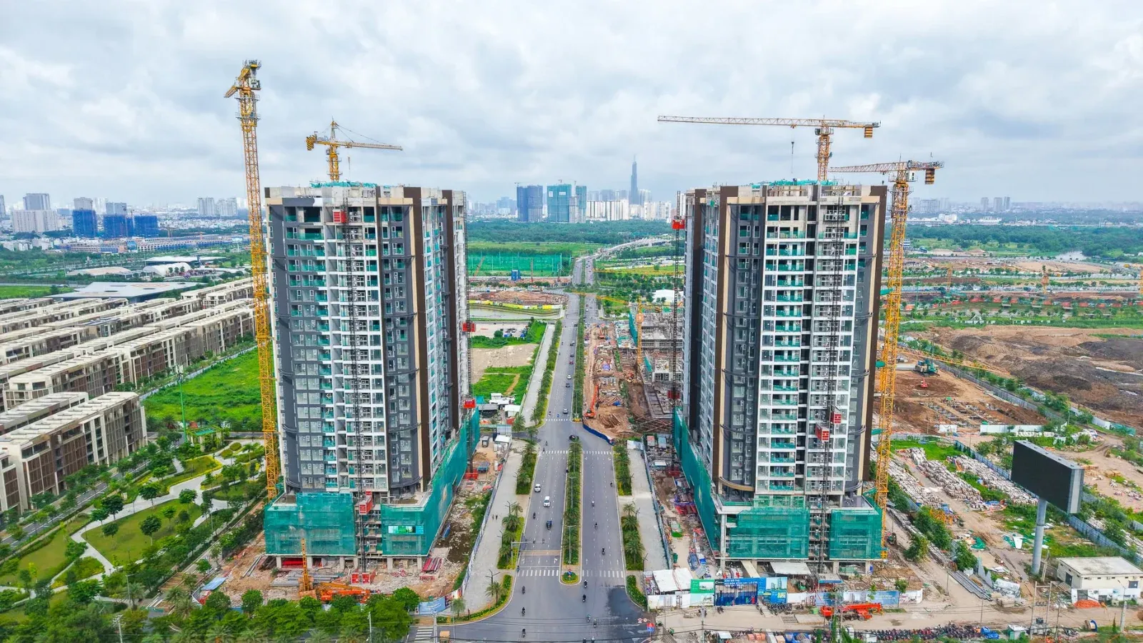 Lãi suất không 'nằm' xuống, bất động sản khó 'đứng' lên