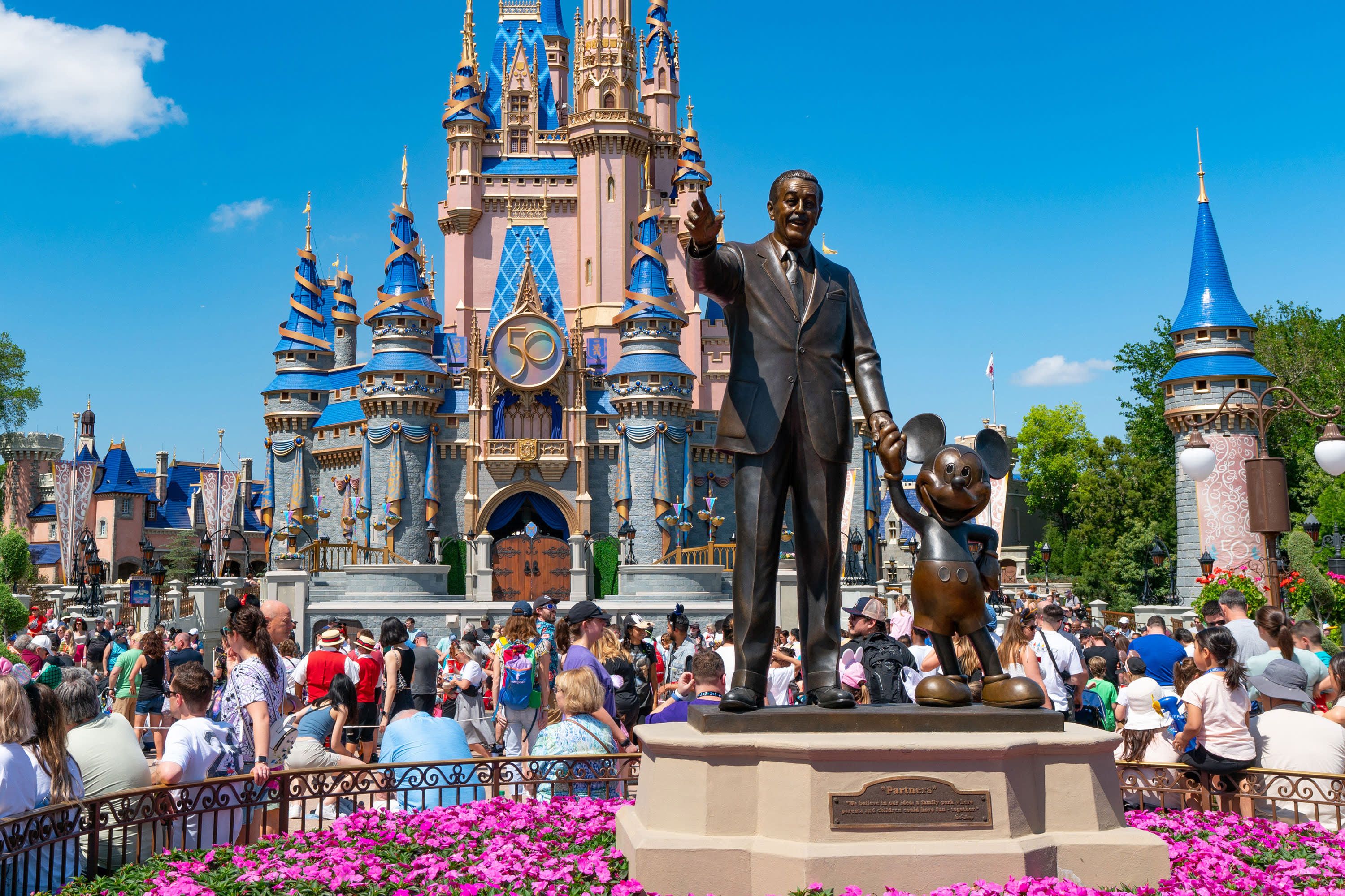 Disney bán 50% cổ phần A+E Global Media với giá 1,2 tỷ USD