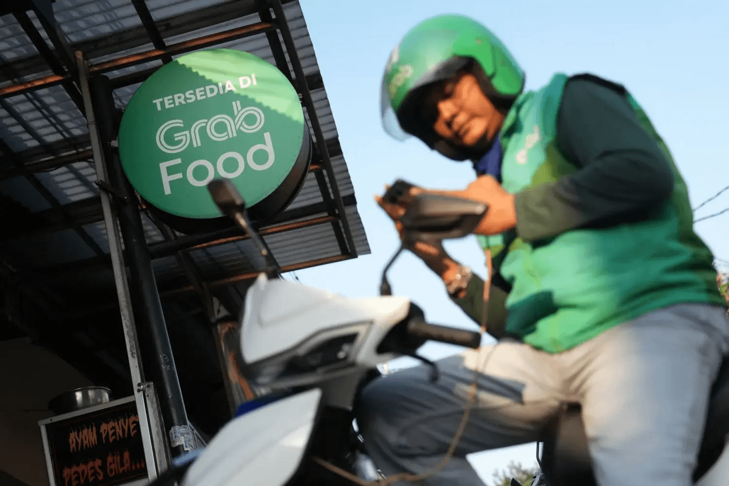 Indonesia giảm phí nền tảng gọi xe xuống 8%, tăng thu nhập cho tài xế và thúc đẩy thay đổi chiến lược định giá
