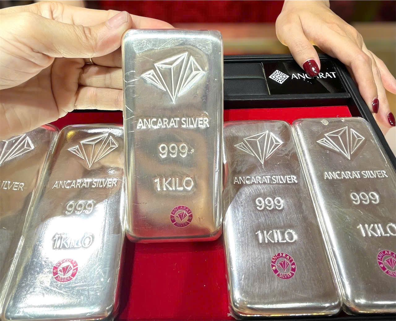 Silver price today May 7 rises above 3 million dong per tael as investors weigh cutting losses