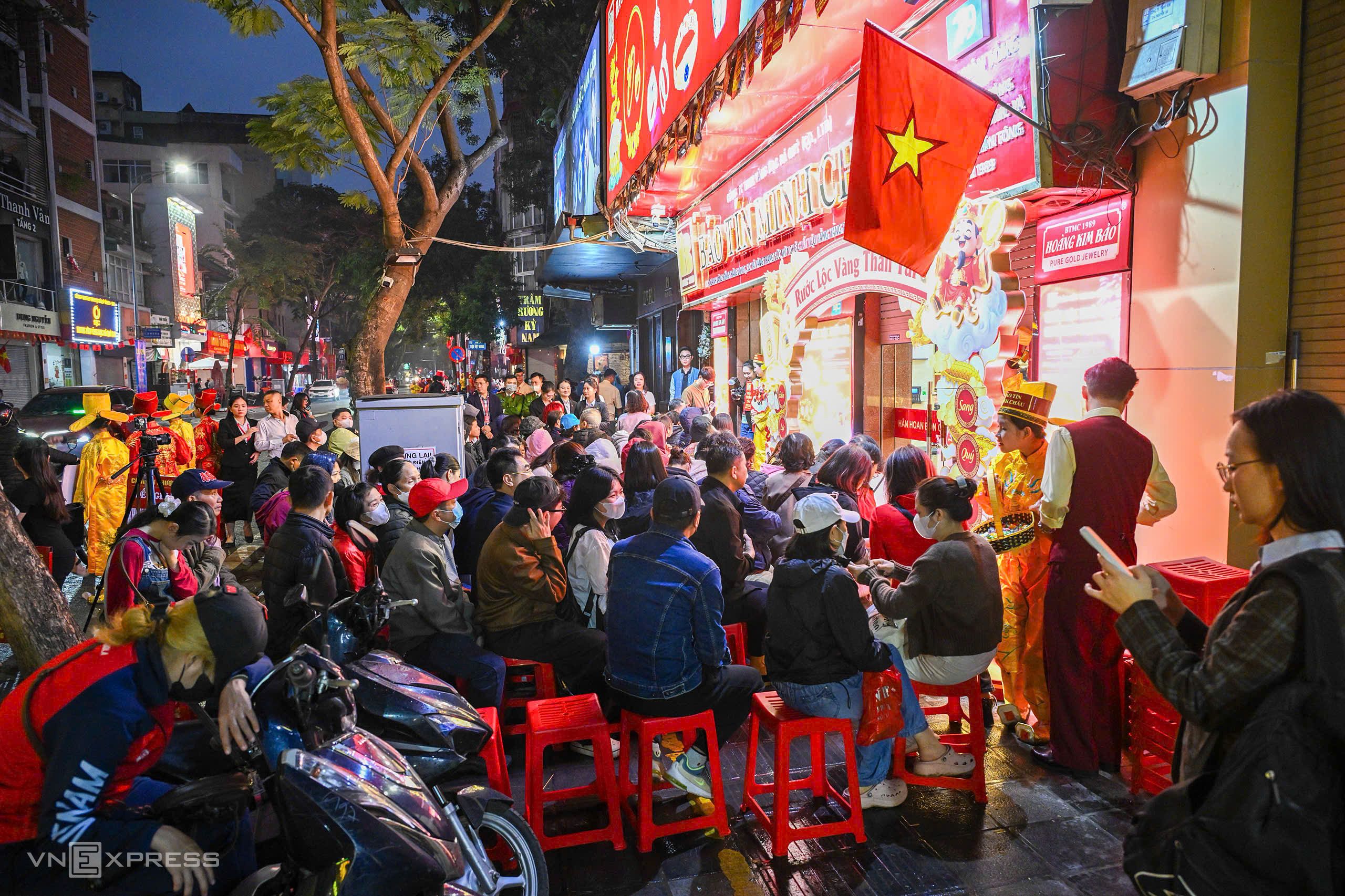 Early-morning queues form to buy gold and silver on Thần Tài Day