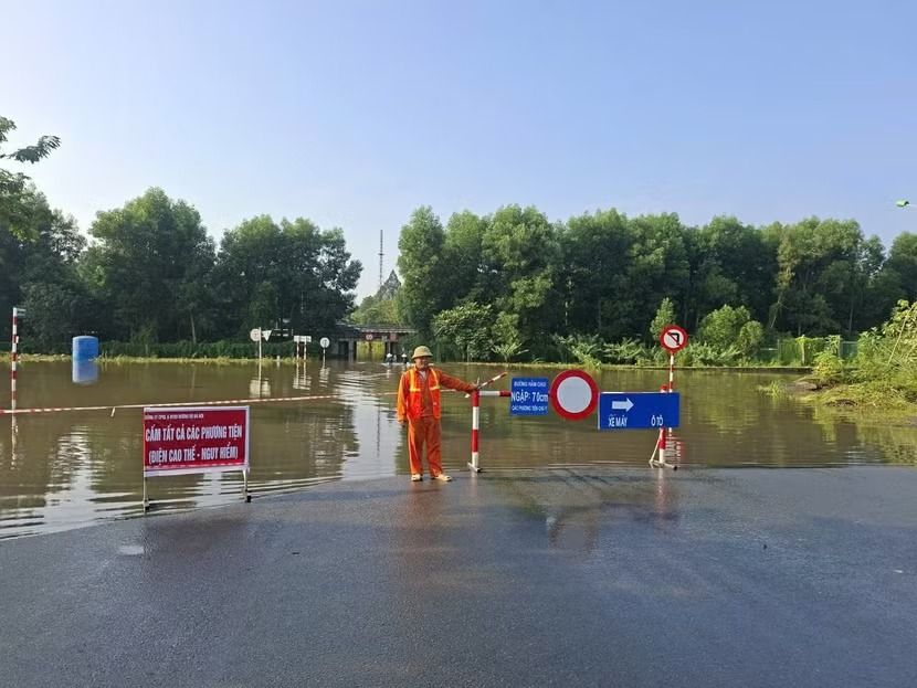 Nước sông Tích dâng cao, Đại lộ Thăng Long ngập tới 1m