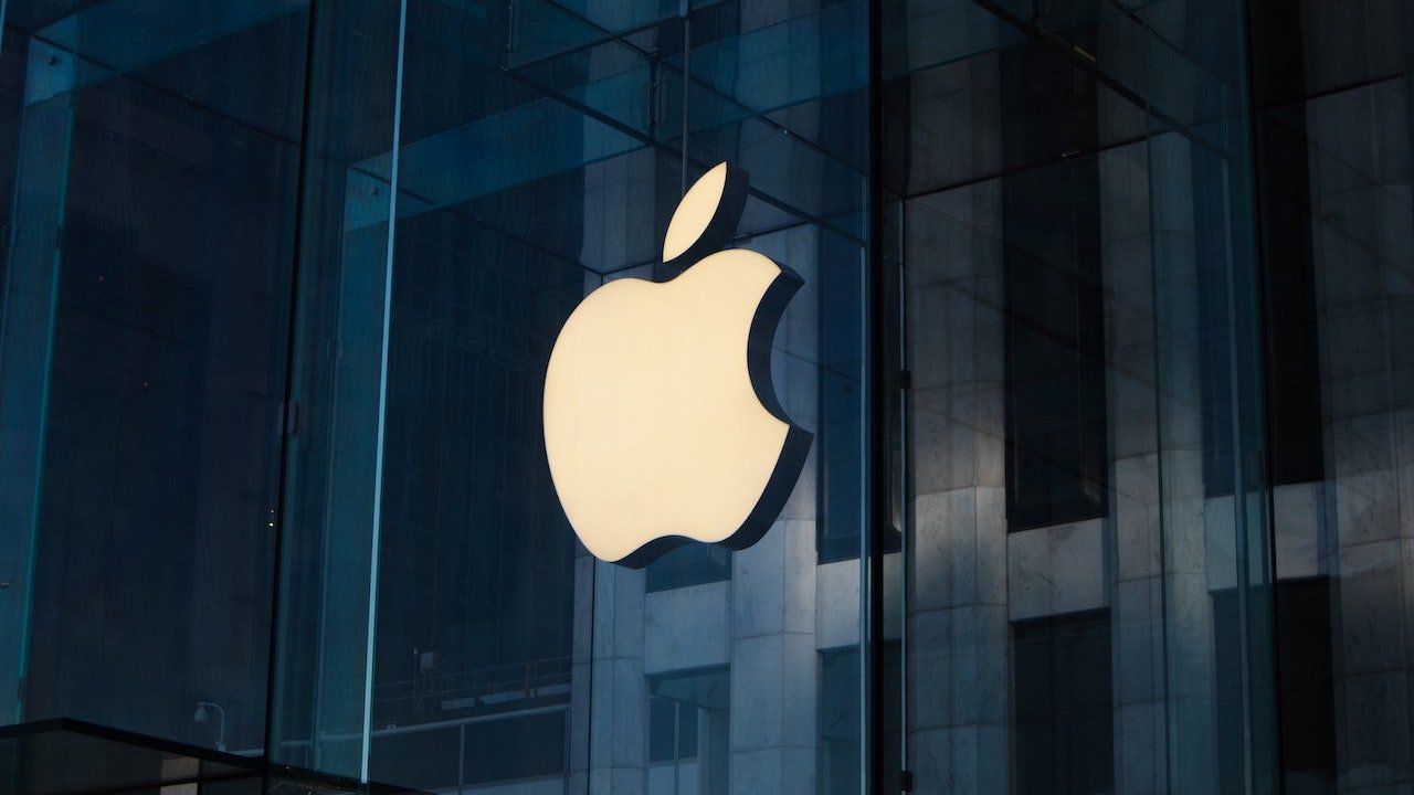 Apple cán mốc vốn hóa 5.000 tỷ USD trước thềm ra mắt iPhone 18 và Siri AI