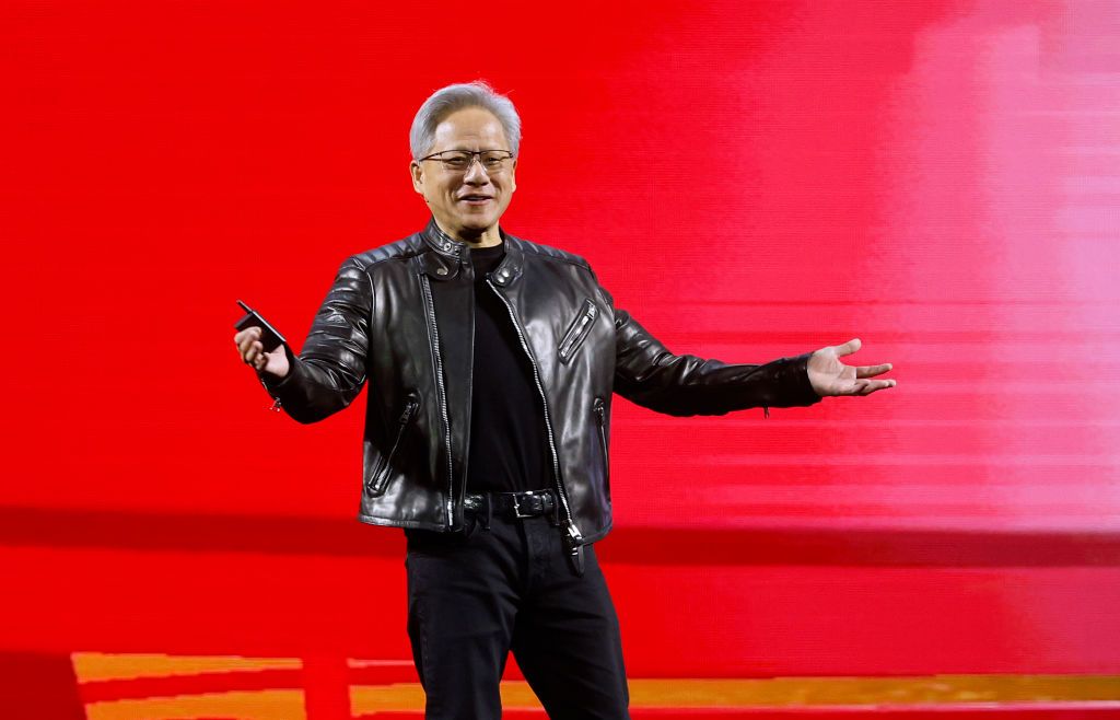 Jensen Huang của Nvidia cho rằng AI đang tạo ra một số lượng lớn việc làm, ngay cả khi người lao động lo lắng.