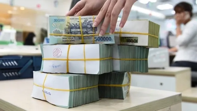 Lãi suất tiền gửi tiếp tục giảm khi các ngân hàng cắt chi phí vốn để hỗ trợ cho vay