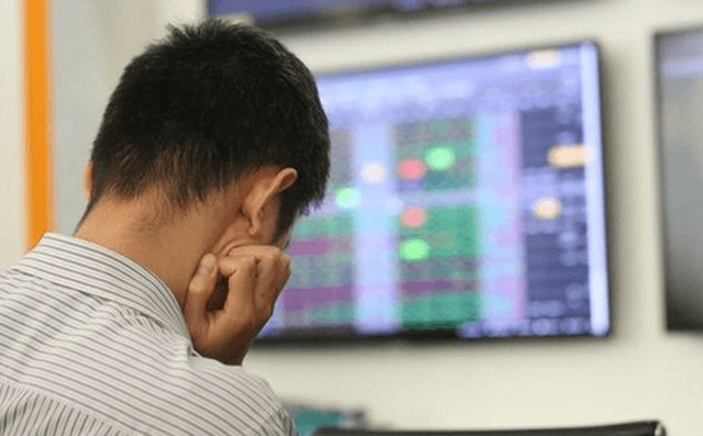 VN-Index ở đỉnh lịch sử giữa bối cảnh độ rộng thị trường thu hẹp, cho thấy rủi ro điều chỉnh kỹ thuật ngắn hạn