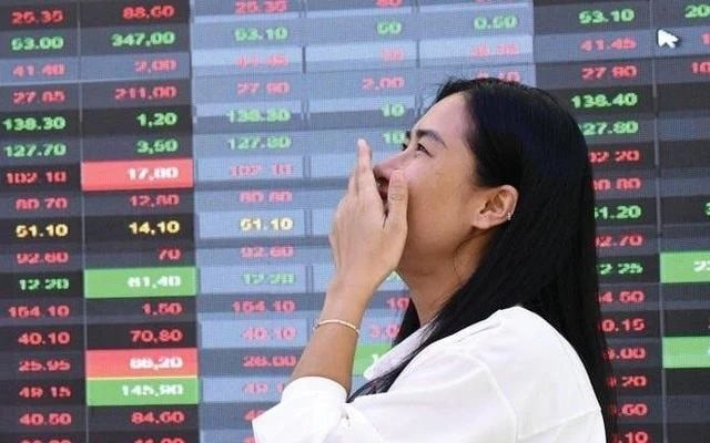 Các sếp FPT được mua cổ phiếu ESOP với mức giá thấp hơn khoảng 90% so với thị giá; cổ phiếu PC1 tăng trở lại.