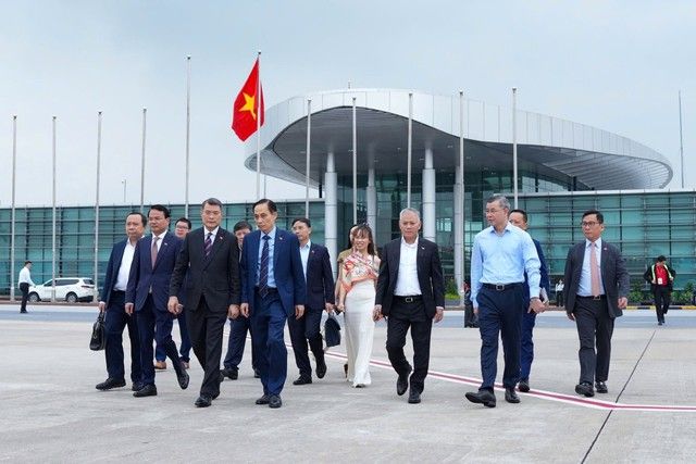 Prime Minister Le Minh Hung Heads to ASEAN–Russia Summit on VietJet Commercial Flight