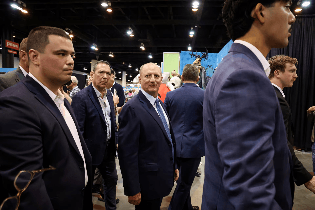 Berkshire Hathaway nắm giữ 380 tỷ USD tiền mặt khi tiếp tục bán cổ phiếu trong quý I