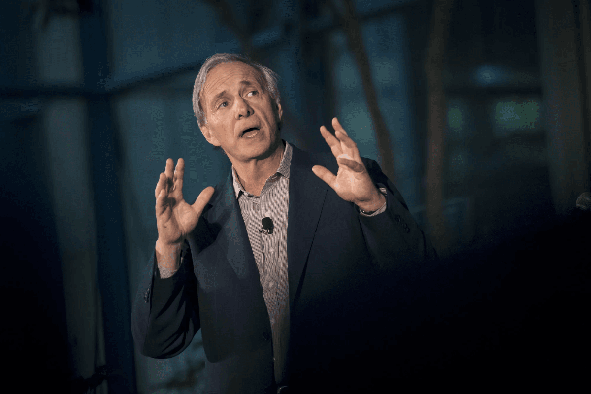 Ray Dalio cho rằng 5-15% danh mục đầu tư nên phân bổ vào vàng trong bối cảnh căng thẳng Mỹ-Iran làm tăng bất ổn toàn cầu
