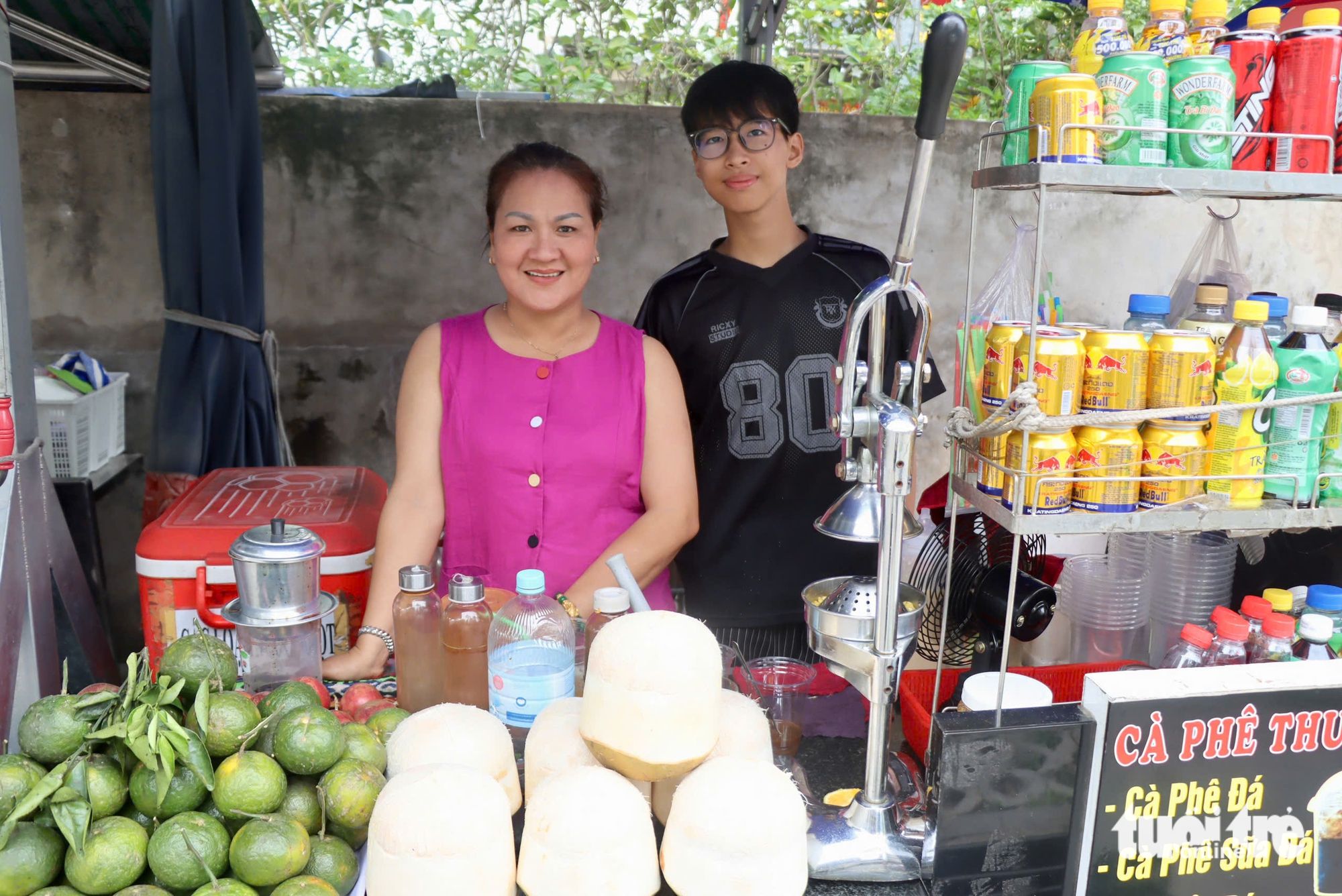 Học bổng Chắp cánh ước mơ: Phụ mẹ bán cà phê, bưng hủ tiếu, đoạt giải kỳ thi Olympic