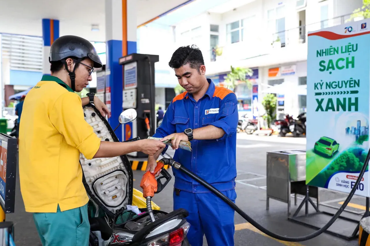 Cập nhật giá xăng dầu hôm nay 15/7/2026: Giá dầu thô và khí đốt tăng giảm trái chiều
