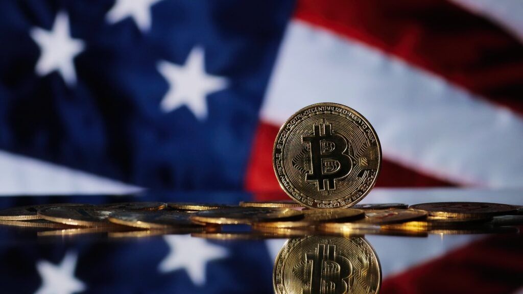 Bitcoin ở mức 81.000 USD, Ethereum, XRP và Dogecoin ổn định khi Trump tìm tiến triển ở Iran