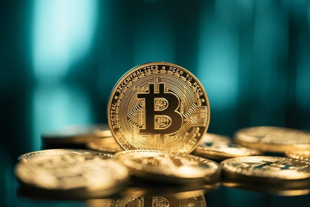 Bitcoin và XRP ổn định khi Ethereum và Dogecoin giảm giữa bối cảnh lạc quan về thỏa thuận ngừng bắn với Iran; nhà phân tích cảnh báo rằng tâm lý tăng giá đang gia tăng.