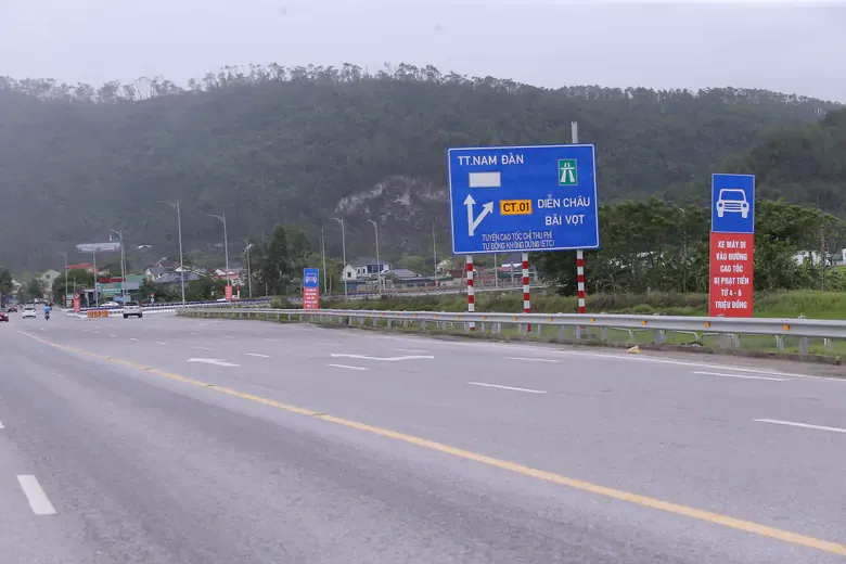 Camera AI ngăn xe máy vào cao tốc Diễn Châu - Bãi Vọt