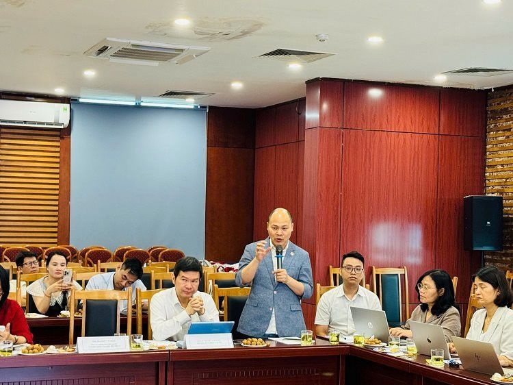 Vietnamese firms have the capacity to lead high-tech products on par with Apple and Samsung, according to Nguyen Tu Quang.