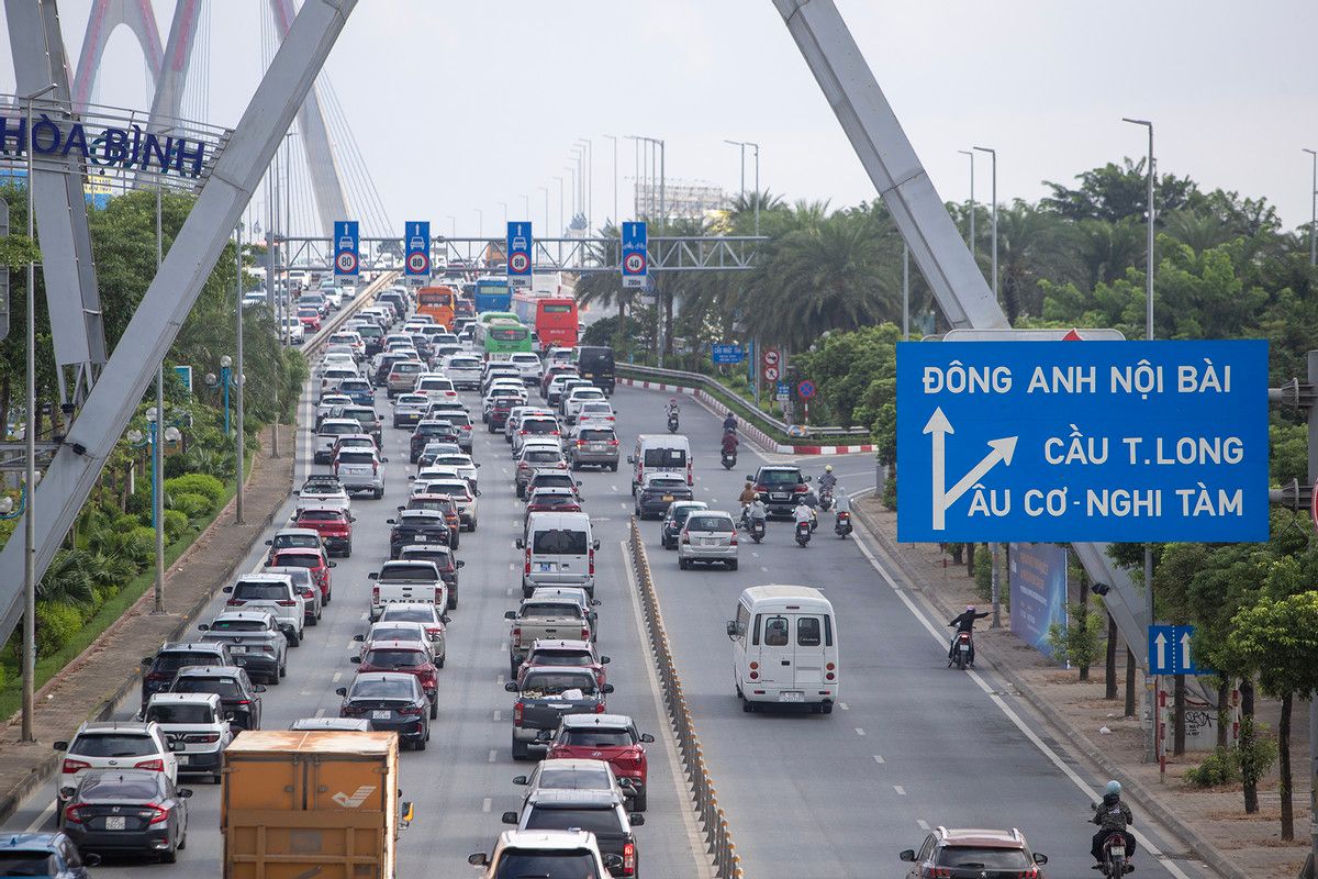 Lý do biển báo khoảng cách trên cầu Nhật Tân được tháo xuống sau 1 ngày thí điểm