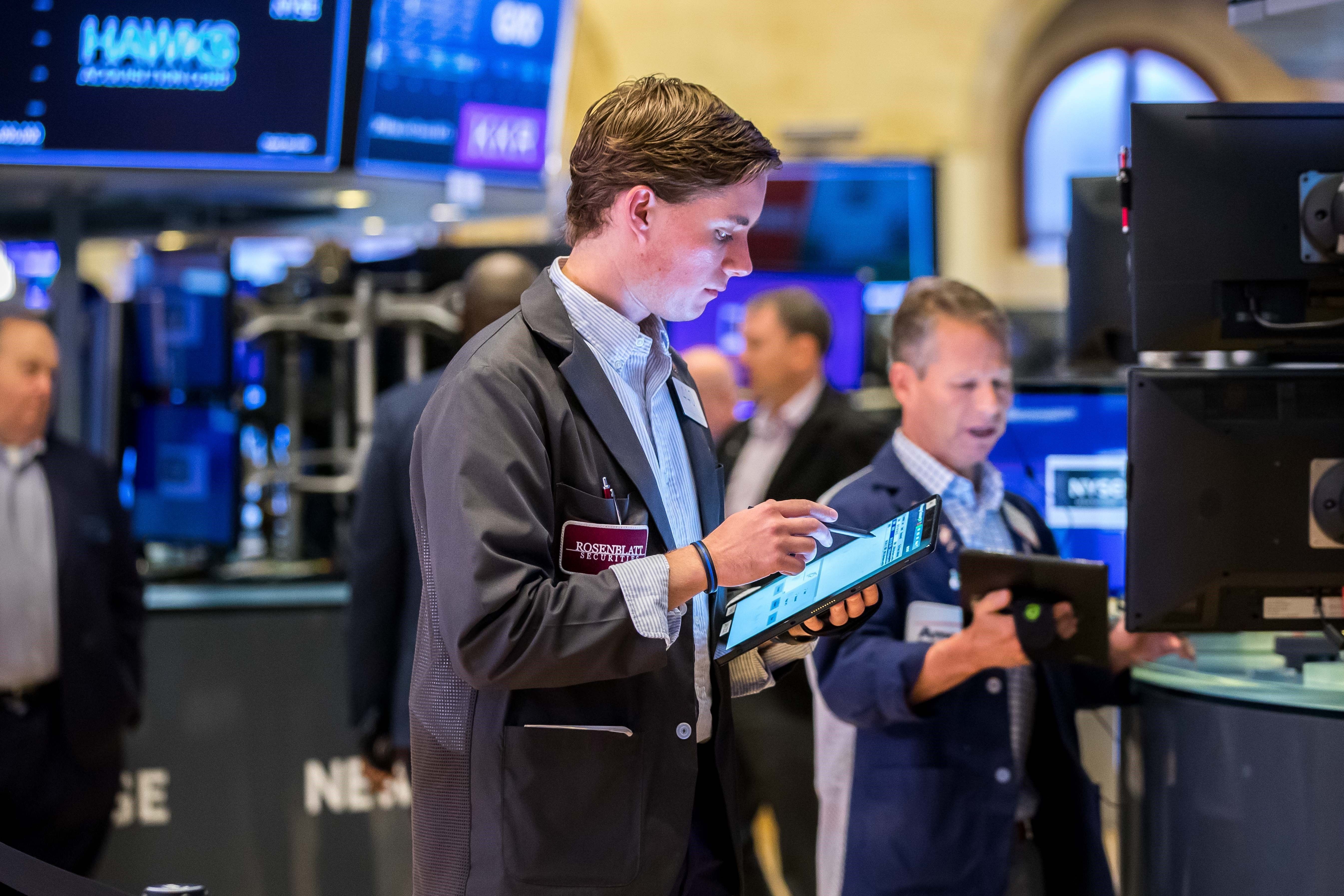 Dow Jones vượt 52.900 điểm, Nasdaq mất gần 1%, S&P 500 đi ngang