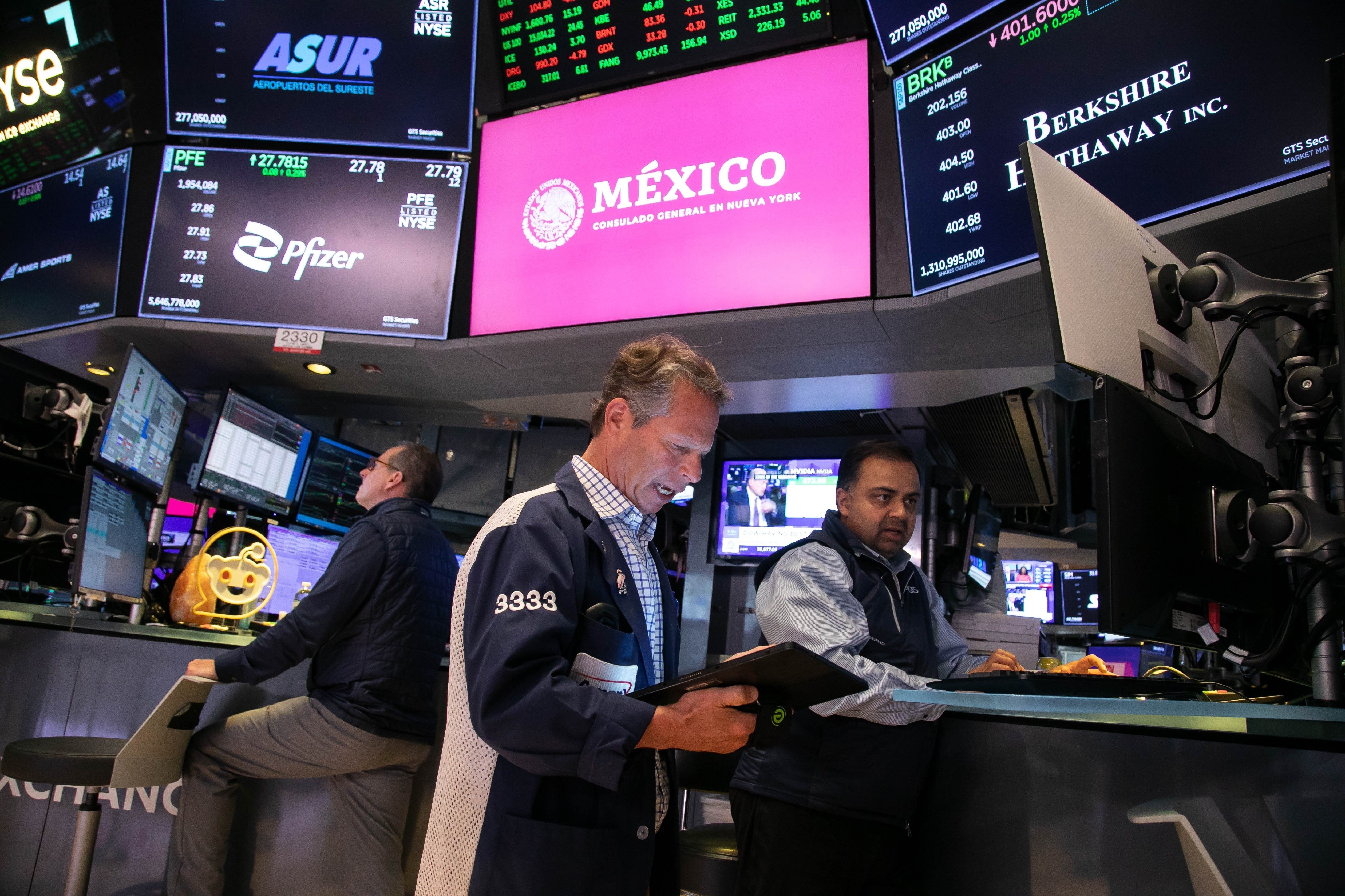 Nasdaq đỏ lửa 4 phiên liên tiếp, Apple lao dốc 6% vì giá chip tăng