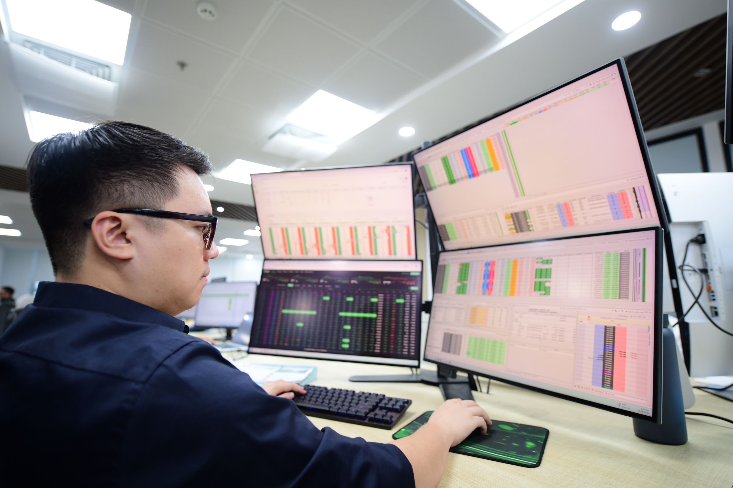 Chứng khoán 21-8: VN-Index hồi phục nhưng dòng tiền vẫn mất hút, nên mua hay chờ?