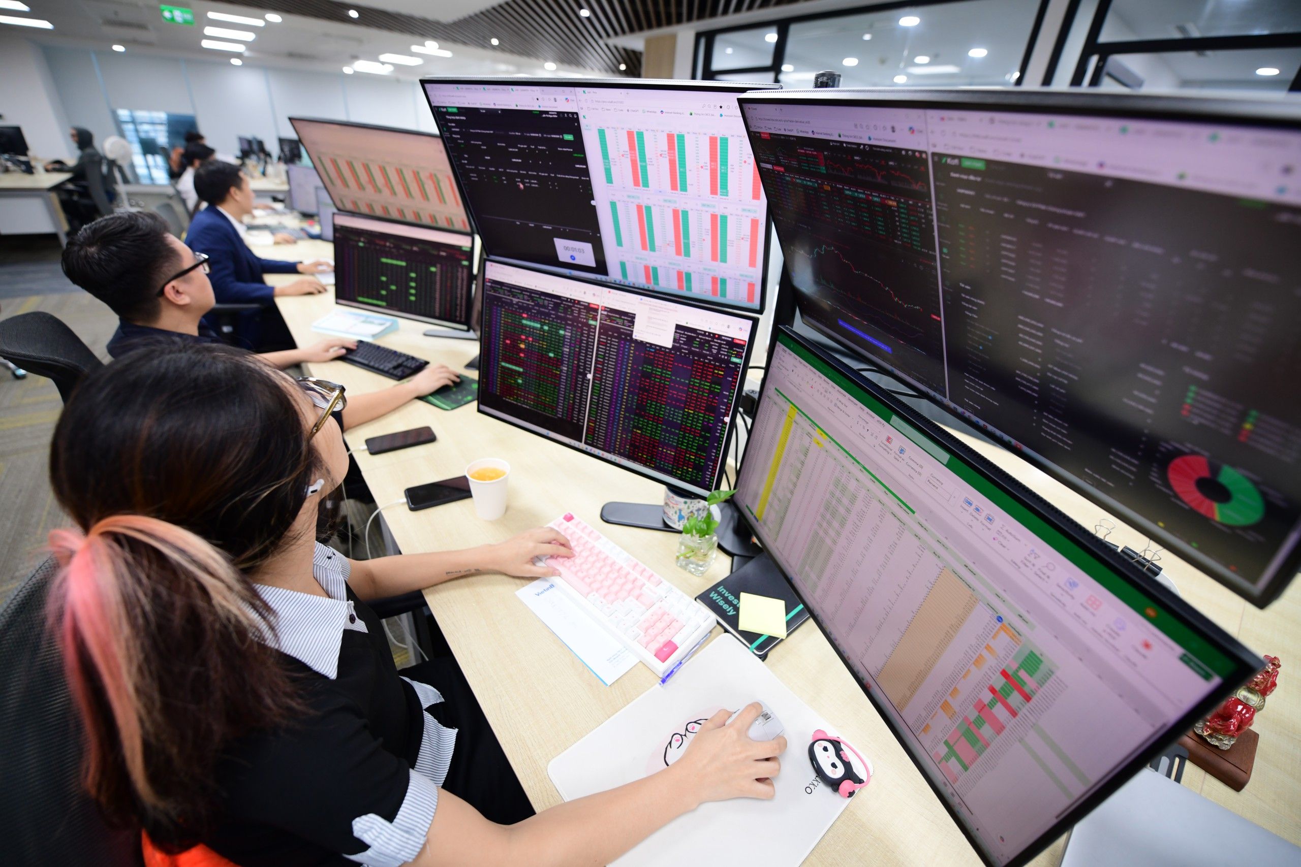 Chứng khoán 8-9: Sau phiên bất ngờ rơi 31 điểm, VN-Index có tiếp tục rung lắc?
