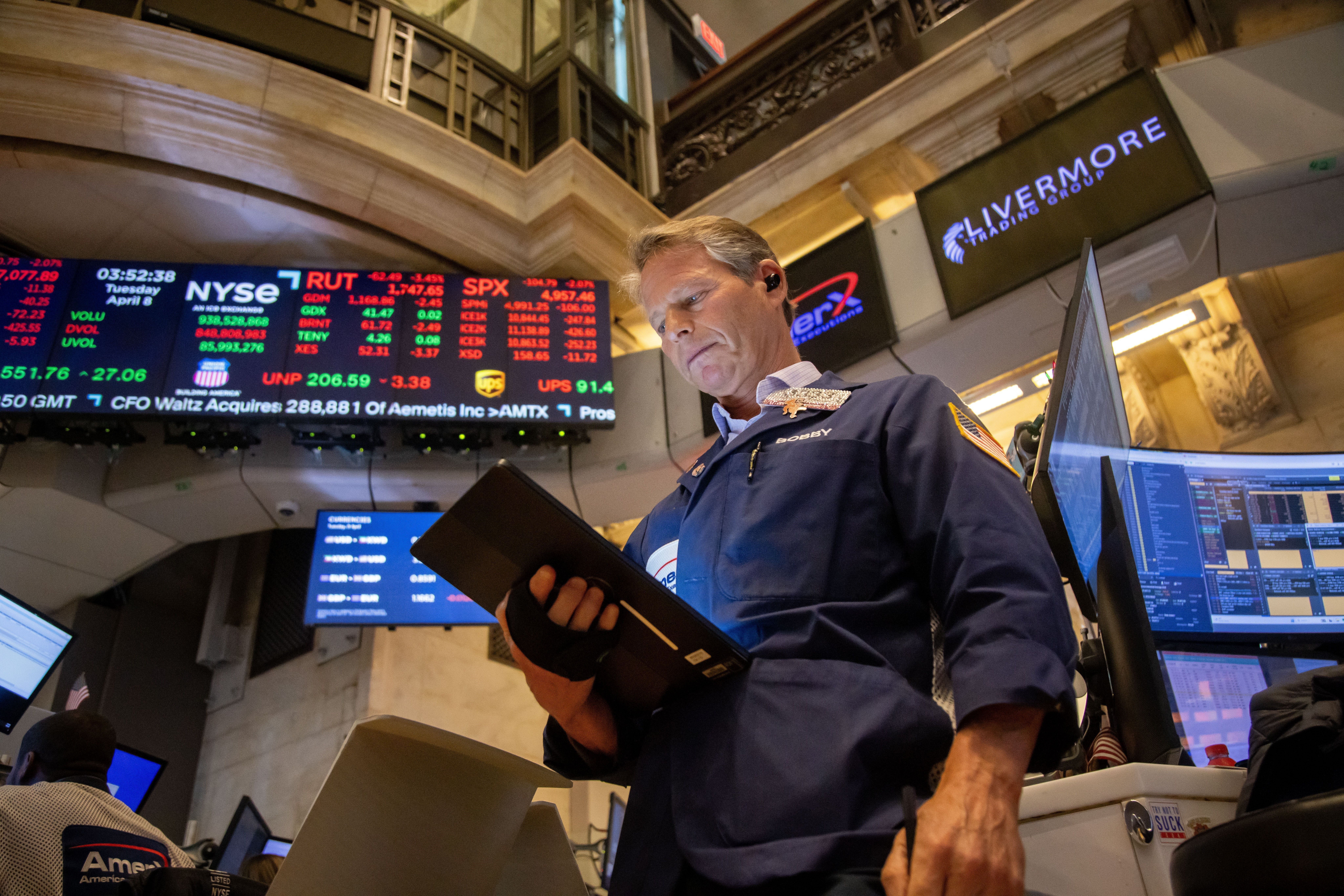 Dow Jones lập đỉnh, Nvidia và AMD bất ngờ lao dốc